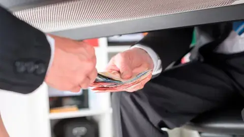 المغرب: الرشوة كآفة مدمرة تسري في شرايين المجتمع والحكومة تغض النظر عن الفاسدين المغرب: الرشوة كآفة مدمرة تسري في شرايين المجتمع والحكومة تغض النظر عن الفاسدين