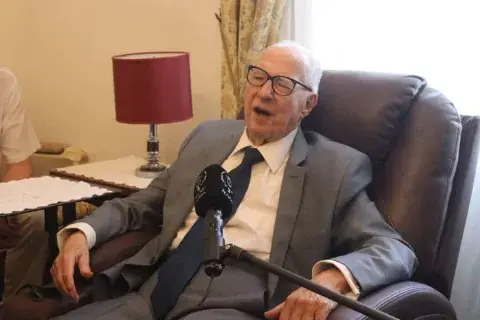 وفاة المجاهد محمد حاج حمو أول وزير للإعلام في الجزائر المستقلة