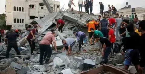 استشهاد 10 فلسطينيين وإصابة آخرين في قصف للاحتلال على مخيم النصيرات وخان يونس استشهاد 10 فلسطينيين وإصابة آخرين في قصف للاحتلال على مخيم النصيرات وخان يونس