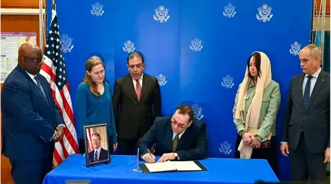 وفاة الرئيس الأمريكي الأسبق جيمي كارتر: وزير الاتصال يوقع باسم الحكومة الجزائرية على سجل التعازي بمقر السفارة الأمريكية