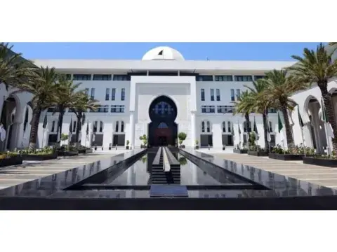 الحكومة الجزائرية تدين تصريحات الرئيس الفرنسي وترفضها