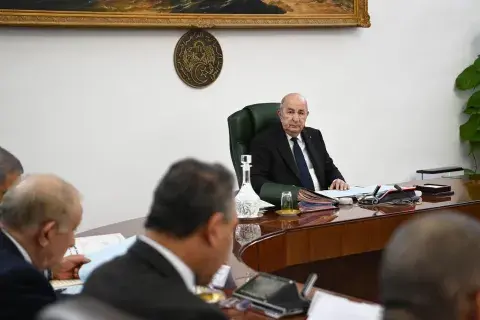 رئيس الجمهورية يؤكد ضرورة التحلي باليقظة إزاء محاولات المساس بالوفرة في الأسواق رئيس الجمهورية يؤكد ضرورة التحلي باليقظة إزاء محاولات المساس بالوفرة في الأسواق