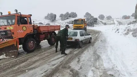 الدرك الوطني: تواصل عمليات فتح مقاطع الطرق المقطوعة بسبب تراكم الثلوج 