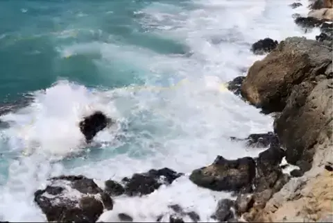 رياح قوية وأمواج خطيرة على هذه السواحل رياح قوية وأمواج خطيرة على هذه السواحل