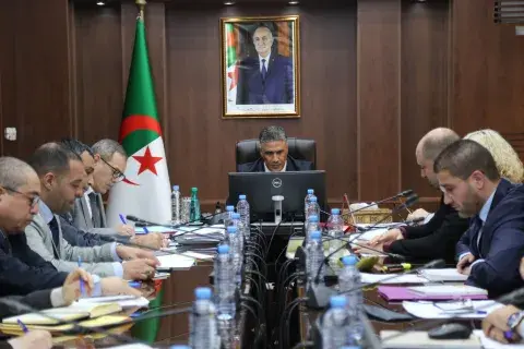 وزير السكن يترأس اجتماع عمل لتقييم نشاط مديرية التعمير والهندسة المعمارية