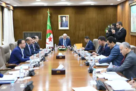 مكتب المجلس الشعبي الوطني يستنكر تصريحات الرئيس الفرنسي غير المسؤولة حيال الجزائر