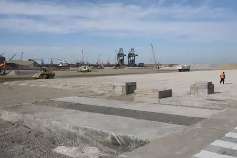 وزير النقل: مخطط توسعة ميناء جن جن وتطويره سيجعل من ولاية جيجل قطبا اقتصاديا محوريا في البلاد وزير النقل: مخطط توسعة ميناء جن جن وتطويره سيجعل من ولاية جيجل قطبا اقتصاديا محوريا في البلاد