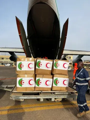 وصول أربع طائرات شحن عسكرية محملة بمساعدات إنسانية للهلال الأحمر الجزائري إلى مطار واغادوغو