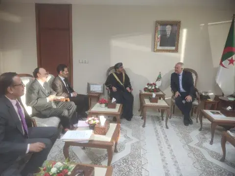 وزير المالية يستقبل السفير العماني وأحد المساهمين الرئيسيين في مجموعة بهوان القابضة وزير المالية يستقبل السفير العماني وأحد المساهمين الرئيسيين في مجموعة بهوان القابضة