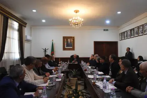 وزير الفلاحة يترأس لقاء حول تنظيم شعبة الدواجن و تموين السوق خلال رمضان وزير الفلاحة يترأس لقاء حول تنظيم شعبة الدواجن و تموين السوق خلال رمضان