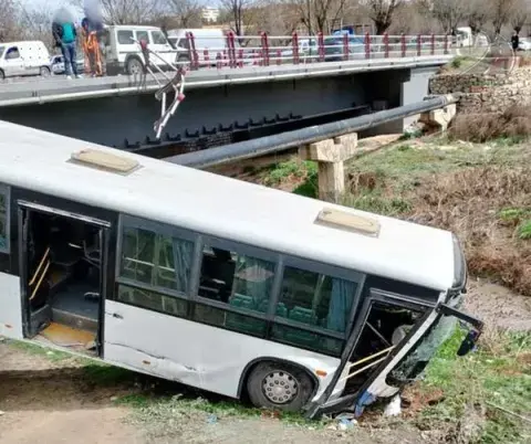 سطيف : إصابة 17 شخصا إثر إنحراف حافلة للنقل الجامعي سطيف : إصابة 17 شخصا إثر إنحراف حافلة للنقل الجامعي