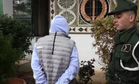 العاصمة: توقيف امرأة تمتهن الطب دون شهادة أو رخصة العاصمة: توقيف امرأة تمتهن الطب دون شهادة أو رخصة