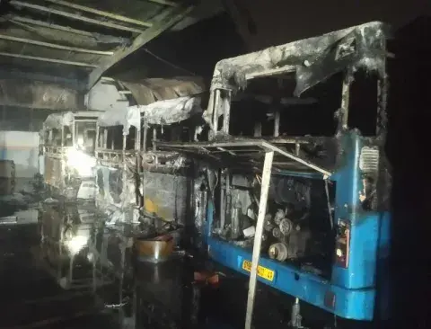 احتراق 7 حافلات بحظيرة مؤسسة النقل الحضري وشبه الحضري في سوق أهراس احتراق 7 حافلات بحظيرة مؤسسة النقل الحضري وشبه الحضري في سوق أهراس