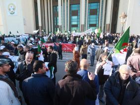 صورة مسيرة للعمال بالعاصمة تنديدا بتدخل البرلمان الاوروبي في الشؤون الداخلية