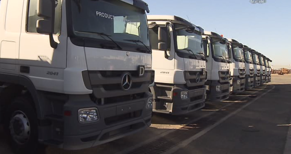 Photo de 338 camions multifonctions de marque Mercedes-Benz livrés à différentes institutions 