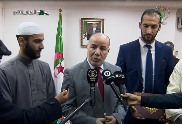 صورة وزير الشؤون الدينية يكرم الفائزين في مسابقة تونس الدولية لحفظ القرآن وتجويده