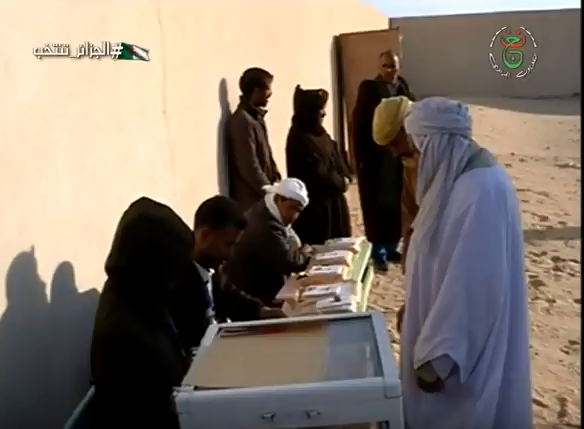 صورة الوادي : مواطنو منطقة طالب العربي يؤدون واجبهم الإنتخابي