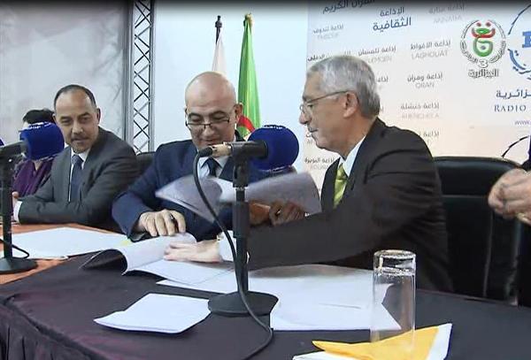 صورة التوقيع على اتفاقية تعاون بين المحافظة السامية للغة الأمازيغية والتلفزيون الجزائري لترقية اللغة الأمازيغية