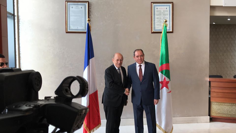 Photo de M. Boukadoum examine avec son homologue français l’état des relations  bilatérales