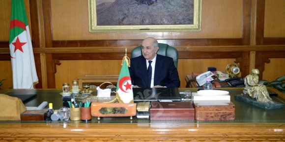 Photo de Le Président Tebboune préside une séance de travail au siège du ministère de la Défense nationale