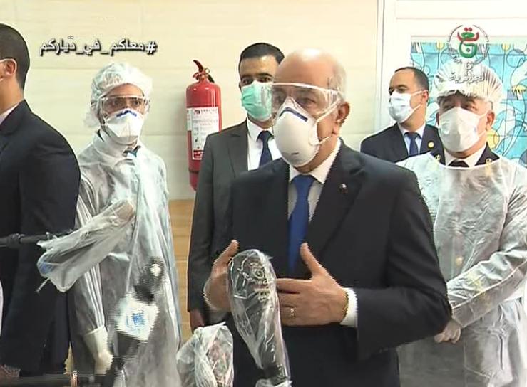 Photo de Le Président Tebboune effectue une tournée à Alger pour s’enquérir du suivi des patients atteints du Coronavirus
