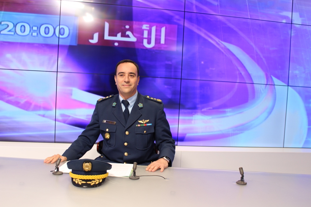صورة العقيد “أحمد مراح ” قائد الفوج السابع للنقل التكتيكي في ضيافة التلفزيون الجزائري