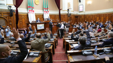 صورة أعضاء مجلس الأمة يصادقون بالأغلبية على مشروع قانون تسوية الميزانية لسنة 2017