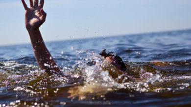 صورة انتشال جثة طفل هلك غرقا بشاطئ “كاف فاطمة” بسكيكدة