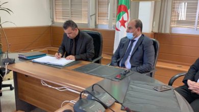 Photo de La télévision publique algérienne a signé un accord de possession exclusive des droits de diffusion du premier championnat professionnel de trois saisons avec la Ligue nationale de football