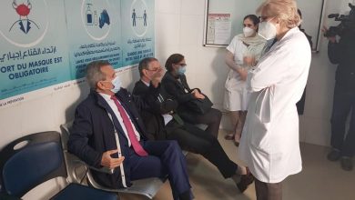 صورة وزير الصحة يتلقى اللقاح ضد فيروس كورونا بمستشفى القطار