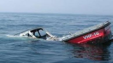 صورة إنقاذ 7 بحارة بعد غرق سفينتهم لصيد الأسماك بالقالة