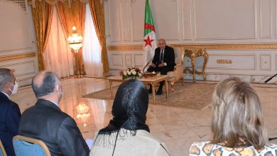 صورة رئيس الجمهورية يلتقي بممثلين عن الجالية الجزائرية المقيمة بتونس
