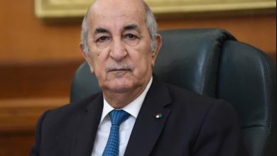 صورة رئيس الجمهورية يهنئ المنتخب الوطني الجزائري بعد تتويجه بالكأس العربية