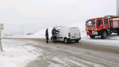صورة باتنة: صعوبة في سير المركبات على عديد المحاور الجبلية بسبب الثلوج 