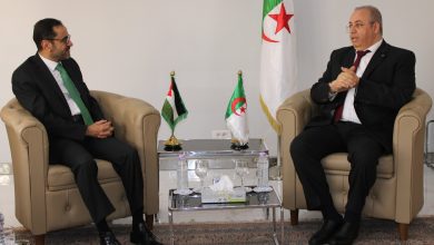 صورة زغدار يبحث سبل تعزيز التعاون مع السفير الأردني بالجزائر