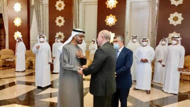 Photo de Chargé par le Président de la république, le Premier ministre présente les condoléances à la famille du défunt cheikh Khalifa ben Zayed