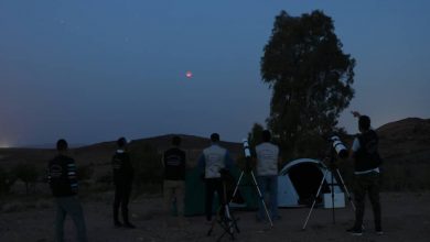 صورة الجزائريون يتابعون ظاهرتان فلكيتان نادرتان في ليلة واحدة