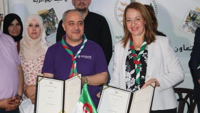 صورة التوقيع على اتفاقية شراكة بين وزارة البيئة و الكشافة الاسلامية الجزائرية