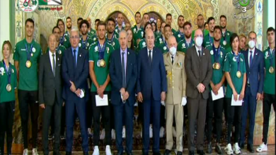 صورة رئيس الجمهورية يشرف على حفل تكريم الرياضيين الجزائريين المتألقين في ألعاب البحر الأبيض المتوسط 2022