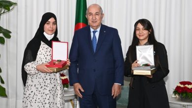 Photo de Le président Tebboune reçoit et distingue les deux 1ères lauréates du Baccalauréat à l’échelle nationale
