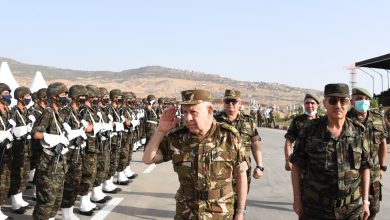 Photo de Le Général d’Armée Saïd Chanegriha poursuit sa visite de travail en 1e région militaire
