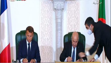 صورة رئيس الجمهورية السيد عبد المجيد تبون يشرف مع رئيس الجمهورية الفرنسية إيمانويل ماكرون على مراسم التوقيع على 5 اتفاقيات تعاون