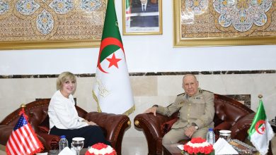 صورة الفريق أول السعيد شنقريحة يستقبل سفيرة الولايات المتحدة الأمريكية بالجزائر