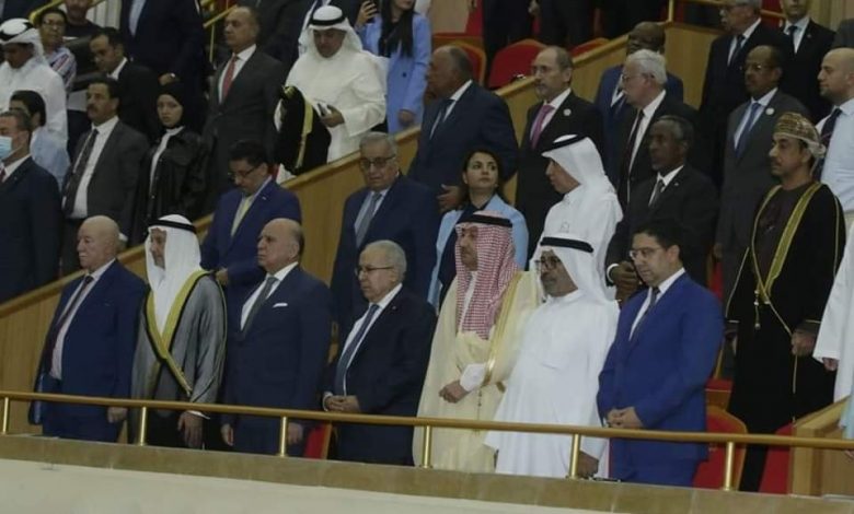 صورة وزراء خارجية عرب ورؤساء وفود مشاركين في القمة العربية يحضرون ملحمة حول تاريخ الجزائر