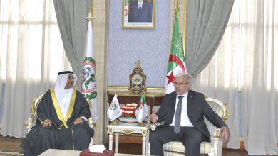 صورة القمة العربية بالجزائر: بوغالي يتحادث مع رئيس البرلمان العربي