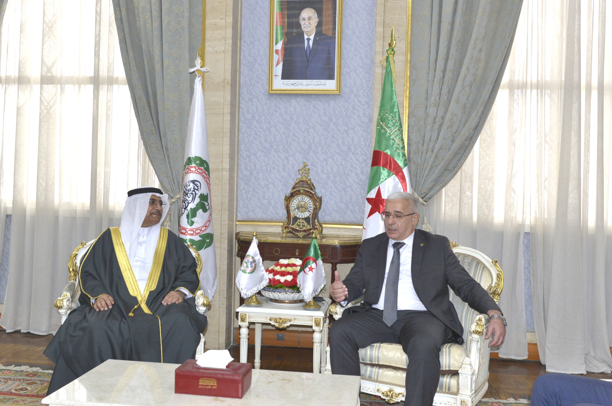 القمة العربية بالجزائر: بوغالي يتحادث مع رئيس البرلمان العربي