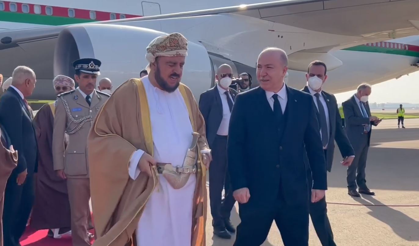 نائب رئيس الوزراء الممثل الخاص لسلطان سلطنة عمان يحل بالجزائر للمشاركة في القمة العربية