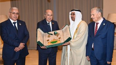 Photo de Le Président du Parlement arabe décerne une médaille de haute distinction au Président Tebboune
