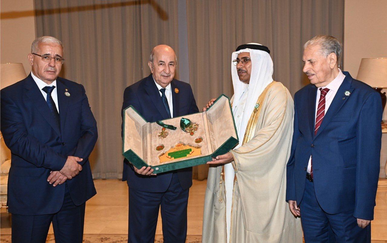 Le Président du Parlement arabe décerne une médaille de haute distinction au Président Tebboune