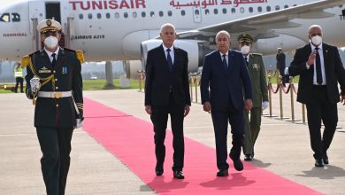 صورة الرئيس التونسي قيس سعيد يحل بالجزائر للمشاركة في القمة العربية 